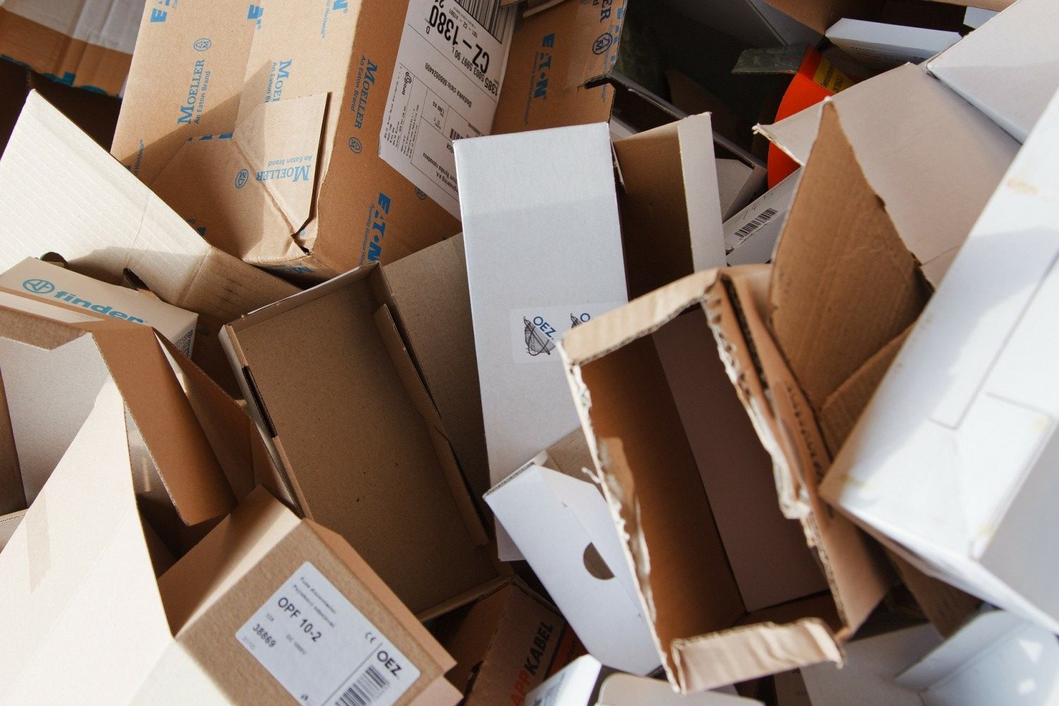 Photo of Moving Boxes - Are You Leaving Free Gifts on Your Doorstep? - Readhead Couriers